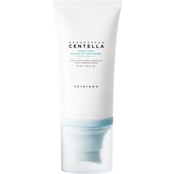 Mitrinošs SPF50+ saules aizsargserums ar Āzijas centellu un hialuronskābi SKIN1004 Madagascar Centella Hyalu-Cica Water-Fit Sun Serum SPF50